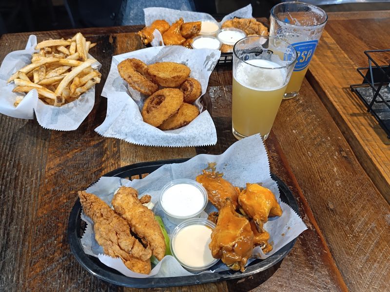 Fingers Wings & Other Things food